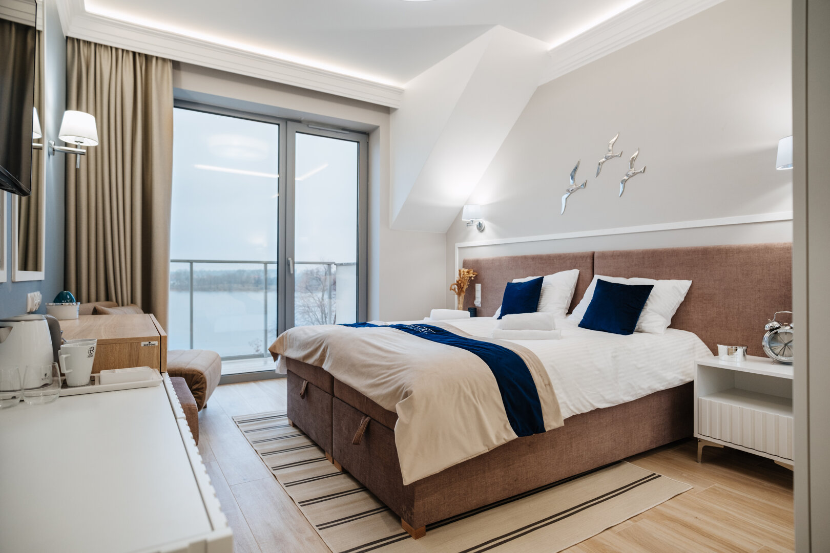 Pok&oacute;j 3-os. Superior, balkon, widok na jezioro-45